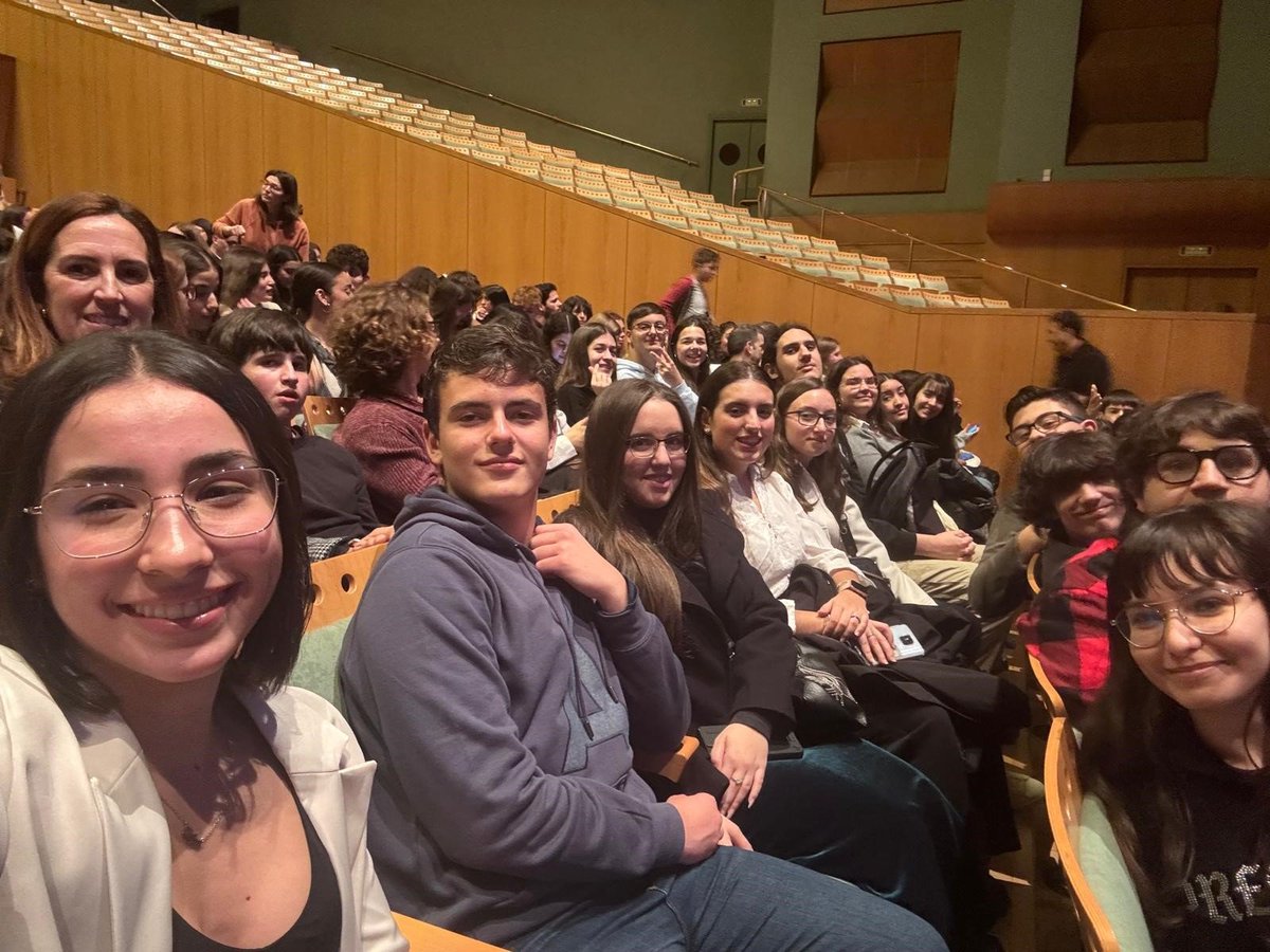 Un grupo de 30 alumnos del IES Pino Montano, acompañados por 3 profesores, asistieron el domingo 9 de febrero al ensayo general de ópera en el teatro de la Maestranza