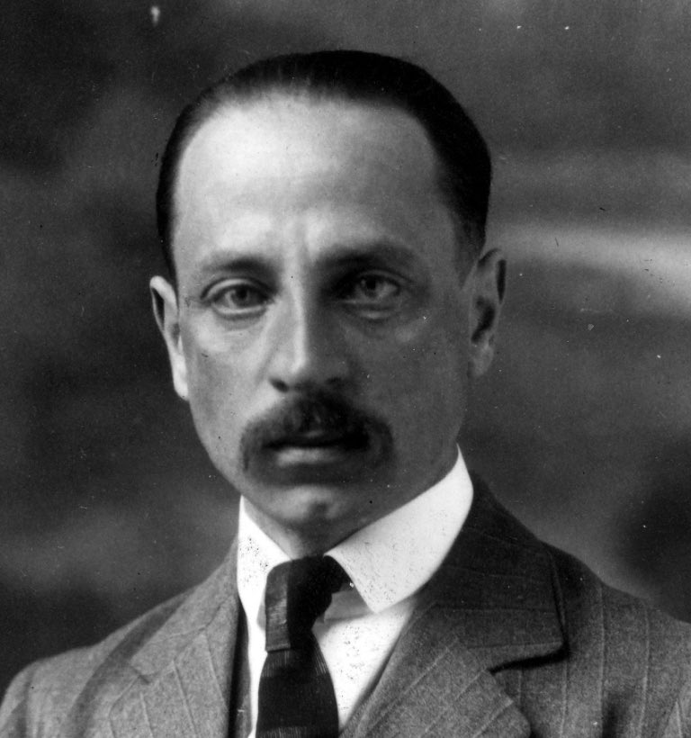 KlausW_Pohlmann's tweet image. O Haus , o Wiesenhang, o Abendlicht.
[…]
Ich sorge mich, und in mir steht das Haus.

#Rilke