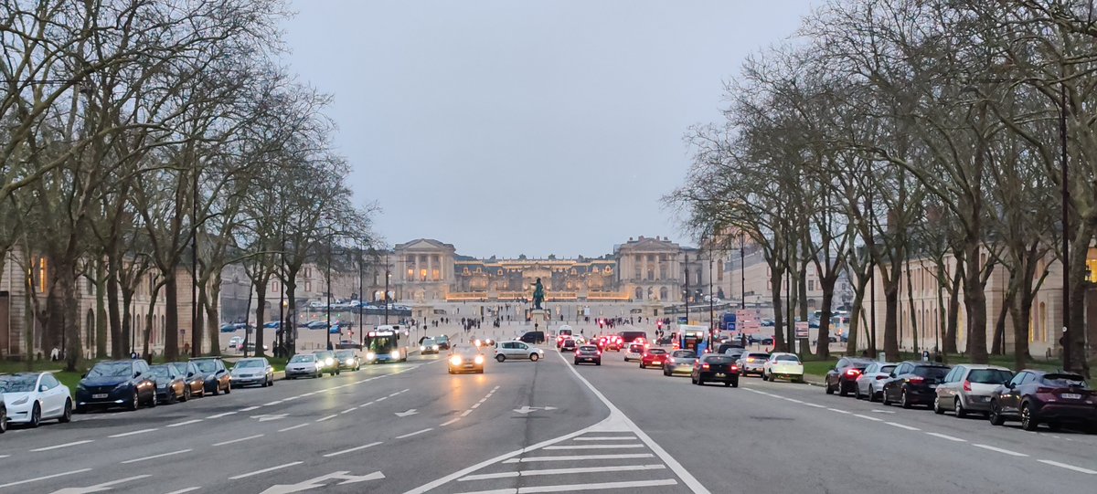 Mini thread sur Versailles, parce que les vacances c'était pas que du vroum vroum ! Avec <a href="/ombrimimi/">Ombrima</a>, on s'est pris un 4 étoiles avenue de Paris. C'était fabuleux 😎
Littéralement la vue en traversant l'avenue devant l'hôtel :