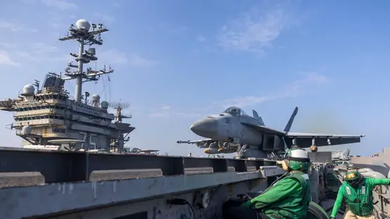 MarioNawfal's tweet image. 🚨U.S. NAVY AIRCRAFT CARRIER COLLIDES WITH MERCHANT VESSEL NEAR EGYPT

The USS Harry S. Truman, a nuclear-powered aircraft carrier, collided with a merchant vessel near Port Said, Egypt, late Wednesday night.

The carrier remains stable, with no injuries or flooding reported, and…