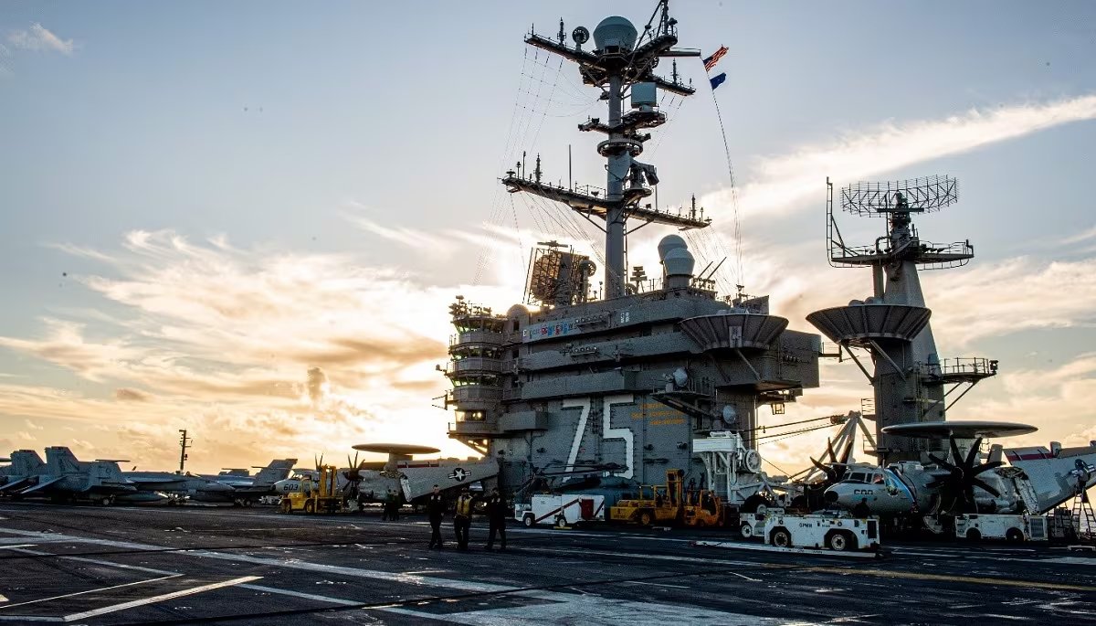 MarioNawfal's tweet image. 🚨U.S. NAVY AIRCRAFT CARRIER COLLIDES WITH MERCHANT VESSEL NEAR EGYPT

The USS Harry S. Truman, a nuclear-powered aircraft carrier, collided with a merchant vessel near Port Said, Egypt, late Wednesday night.

The carrier remains stable, with no injuries or flooding reported, and…