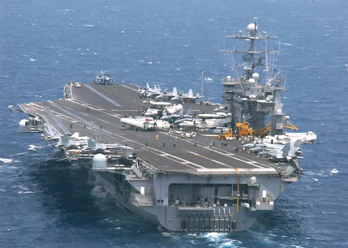 MarioNawfal's tweet image. 🚨U.S. NAVY AIRCRAFT CARRIER COLLIDES WITH MERCHANT VESSEL NEAR EGYPT

The USS Harry S. Truman, a nuclear-powered aircraft carrier, collided with a merchant vessel near Port Said, Egypt, late Wednesday night.

The carrier remains stable, with no injuries or flooding reported, and…