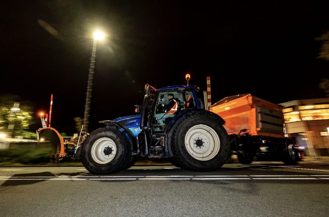 Let op❗️
Vanavond, vannacht en morgenochtend verwachten we #gladheid door bevriezing van natte weggedeelten. Wij voeren vanavond een volledige strooiactie uit. Pas uw rijgedrag aan en doe voorzichtig. #strooien #gladheidbestrijding