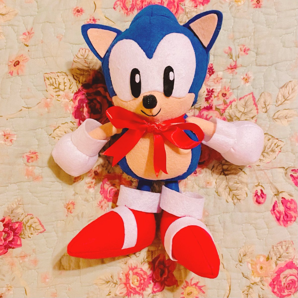 seaminglygood's tweet image. I made another 90’s style Sonic plush
