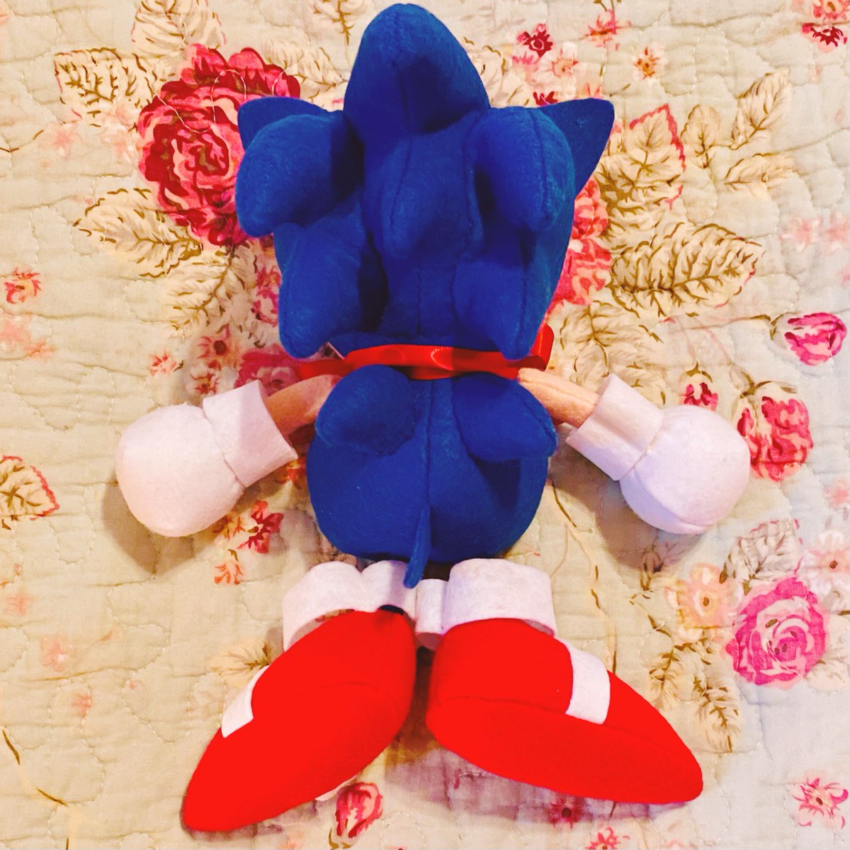 seaminglygood's tweet image. I made another 90’s style Sonic plush