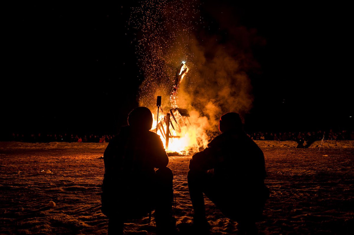 Ignite your passion this Valentine’s Day! Bring your date to the nightly fire sculpture burning at the Silver Skate Festival. Keep the spark alive as you stand arm-in-arm, watching the flames dance in the night sky. Mesmerizing!
silverskate.ca
#YEGevents #YEGwinter