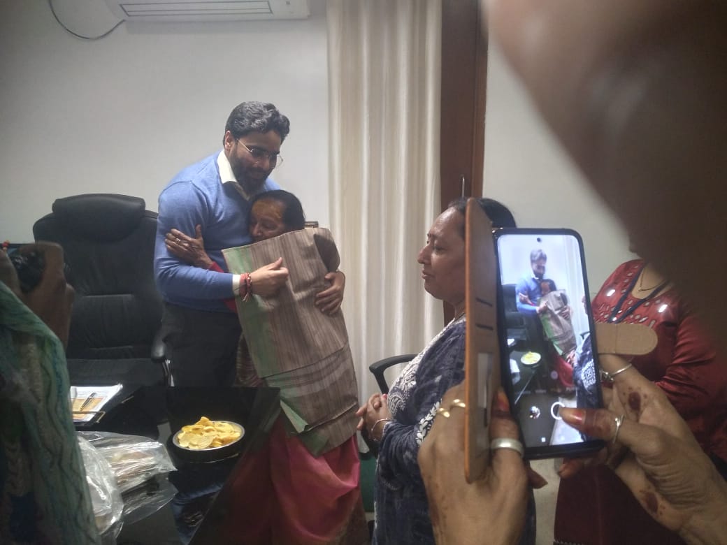 Avinash Kumar Pandey (@kumaravpandey) on Twitter photo दर्शनार्थी और अधिकारी का ऐसा रिश्ता बहुत कम देखने को मिलता है <a href="/VishwaMishr/">Vishwa Bhushan</a> सर सराहनीय ... दर्शनार्थी और अधिकारी का ऐसा रिश्ता बहुत कम देखने को मिलता है <a href="/VishwaMishr/">Vishwa Bhushan</a> सर सराहनीय ...