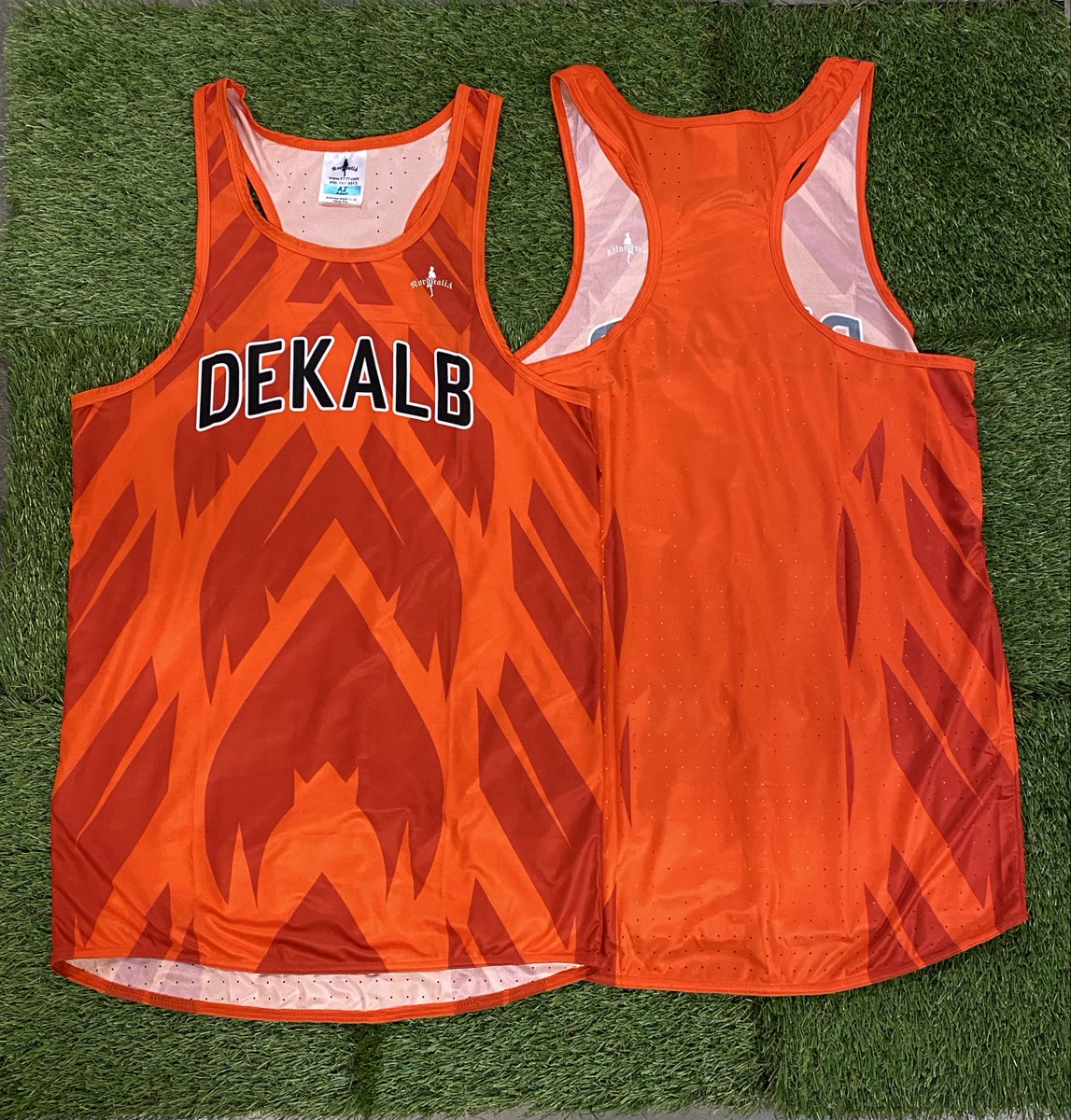 FTTFcom's tweet image. Shoutout to DeKalb Track/XC for choosing us! When a "big name" told them their uniforms would take over 4 months, we stepped up—designed, built, and shipped everything in under 4 weeks! 💪🔥 #FastTurnaround #BuiltForChampions #RunLikeaLegend #RunFast
