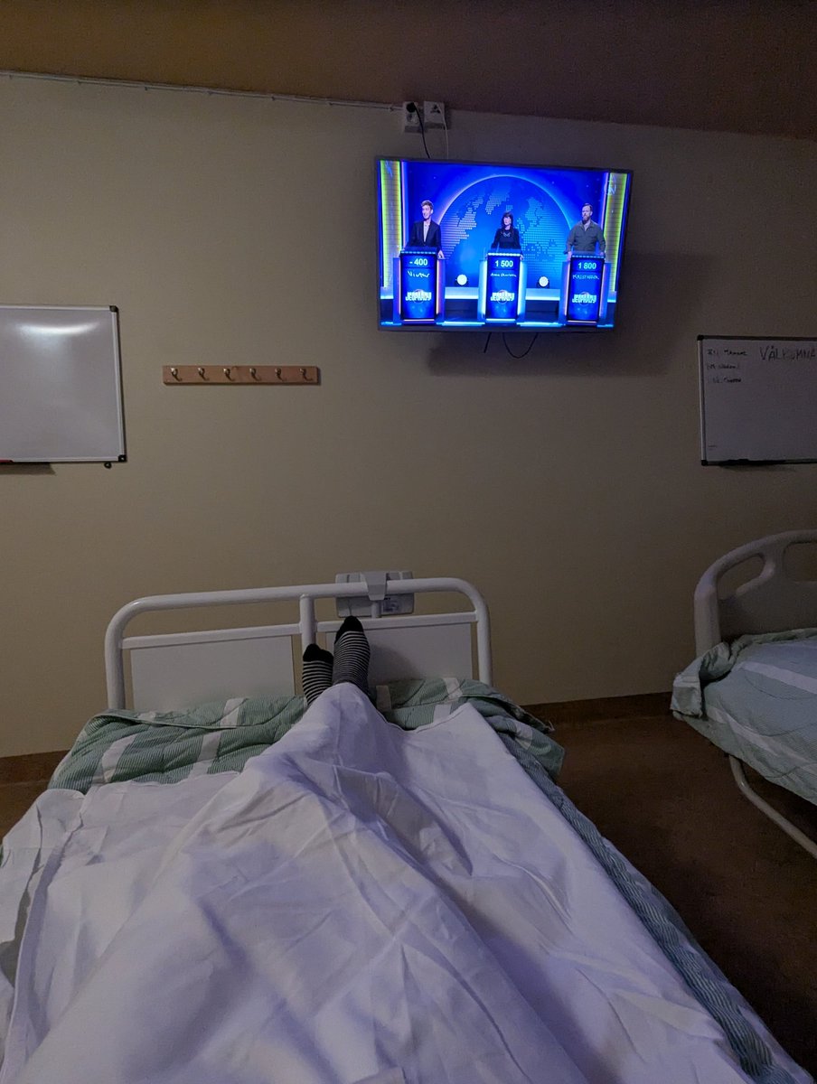 Här ligger jag pga tidig vattenavgång. Inga värkar än sålänge. Får se om värkarbetet startar spontant eller om jag får åka hem och vänta på igångsättning...