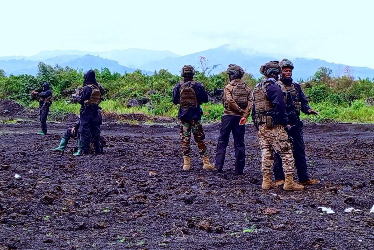 BonheurMuamba4's tweet photo. #Luzira, #Cibanda, #Kalehe_centre, #Ihusi, #Mungwawere, #Muhongoza, #Rambira et #Bushushu sont congolais
Les FARDC soutenus par l’armée Burundaise et les Wazalendo viennent de libéré plusieurs localités du territoire de Kalehe
La milice terroristeRDF ont connus plusieurs pertes dans le combat de ce jeudi
Des renforts RDF qui venaient par voie lacustre ont été noyés par l’aviation congolaise
Le combat se poursuit plus au Nord de la province du Sud-Kivu