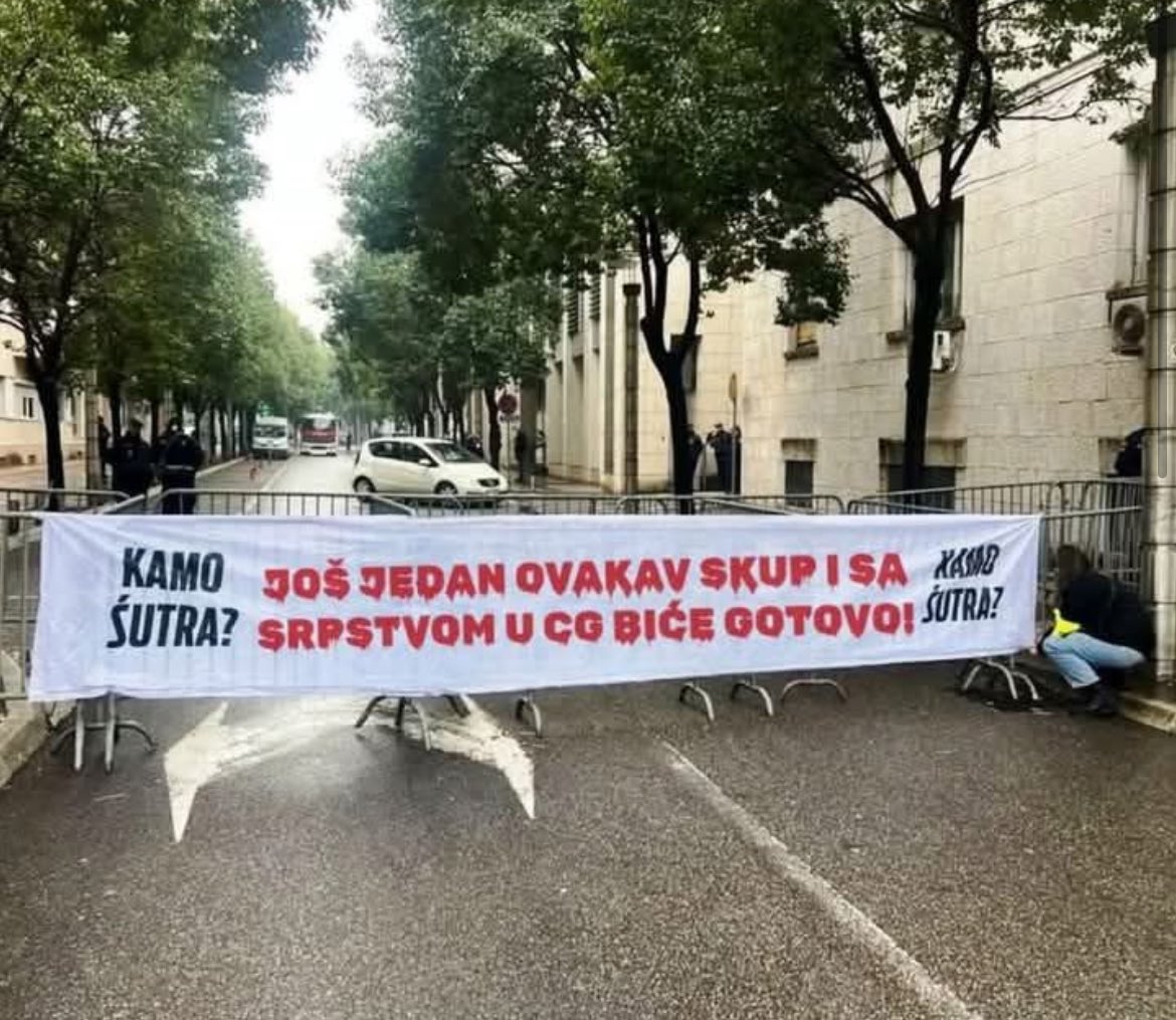 Ja sam šokirana količinom jeda i bijesa i laži kojom se ljudi koriste  da bi izvrnuli istinu koja im ne odgovara. Gledajte čime se bagra i nesoji služe. Sram Vas bilo strah vas je iako nas nazivate malobrojnima fukare pa se ovim koristite! Slika 1 istina a slika 2 fotošop i laž!