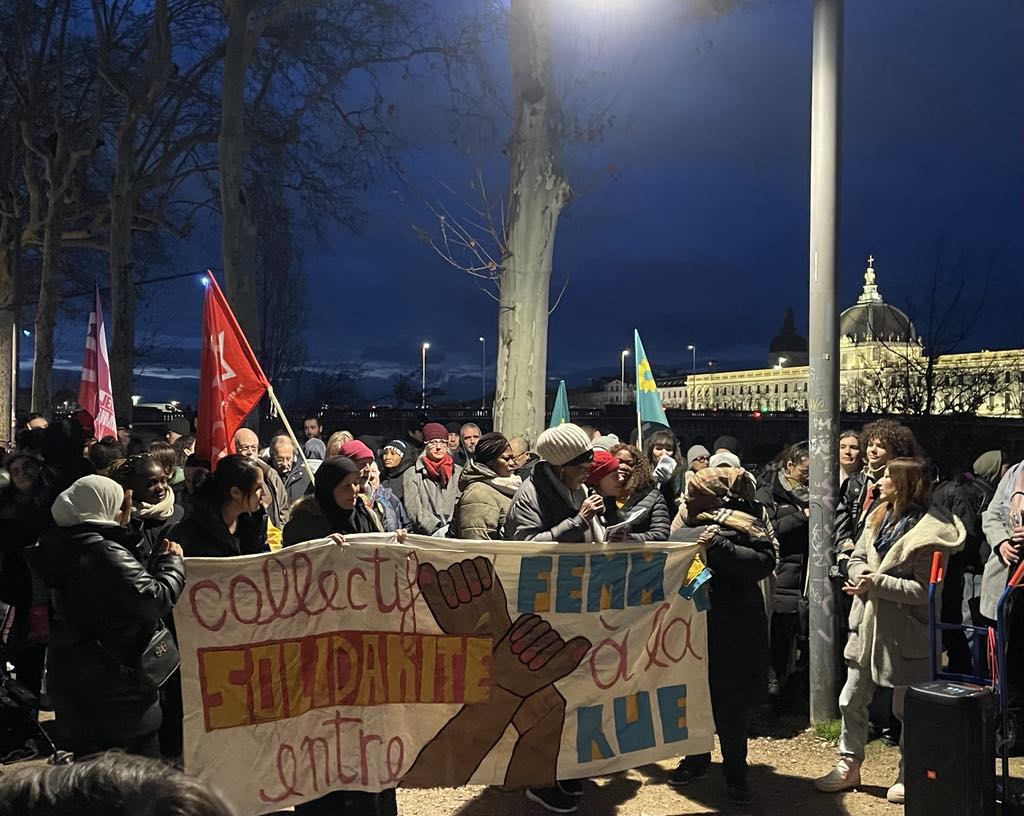ArthurRnl's tweet photo. “Un toit, c’est un droit” 

Mardi dernier à Lyon, j'ai vu des femmes sans logement se battre pour leurs droits devant la Préfecture. Elles demandent juste un toit et des conditions de vie dignes. 

1/3 https://t.co/CwiWRELmJc