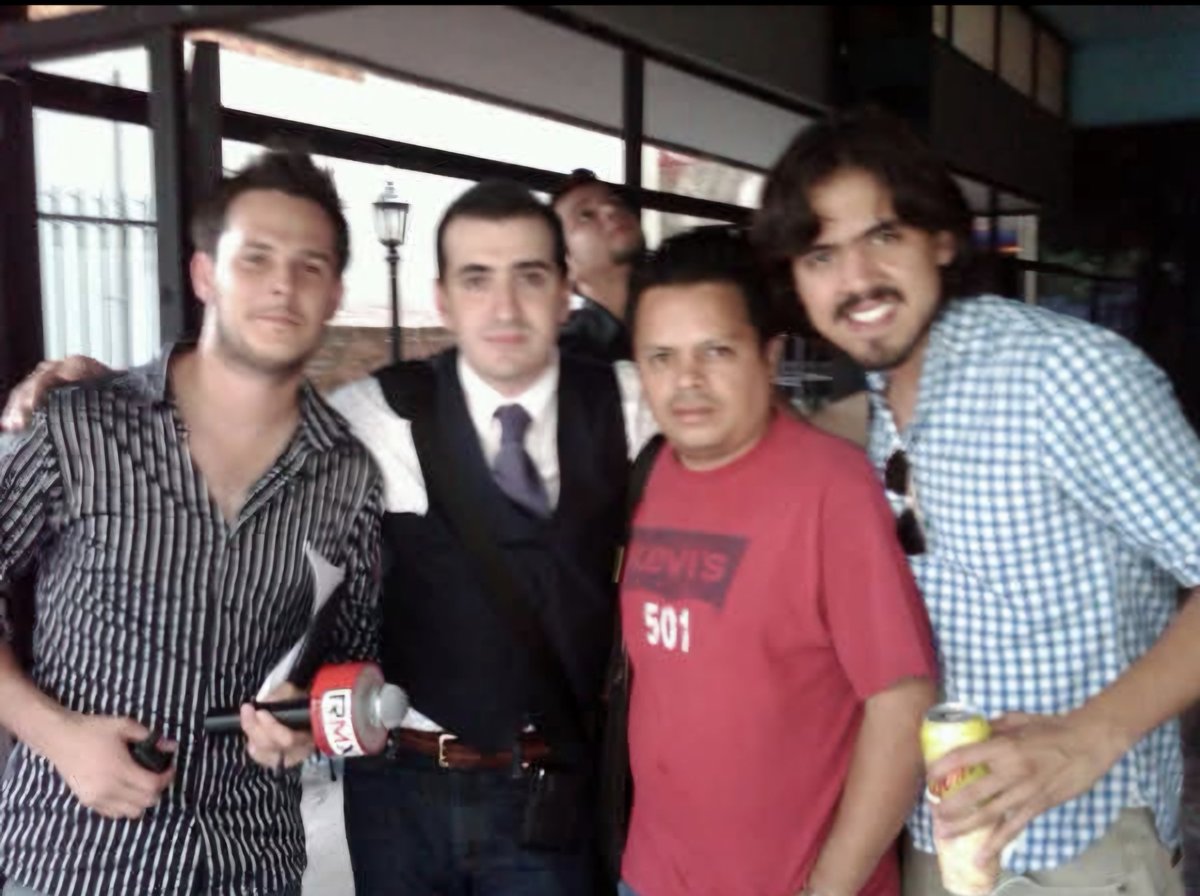 arquitectomike's tweet photo. De las primeras fotos que me tomé con @jairdelradio es el del fondo jajajaj animo mi jair vienen cosas mejores #212rmx https://t.co/hC3bqi4Imh
