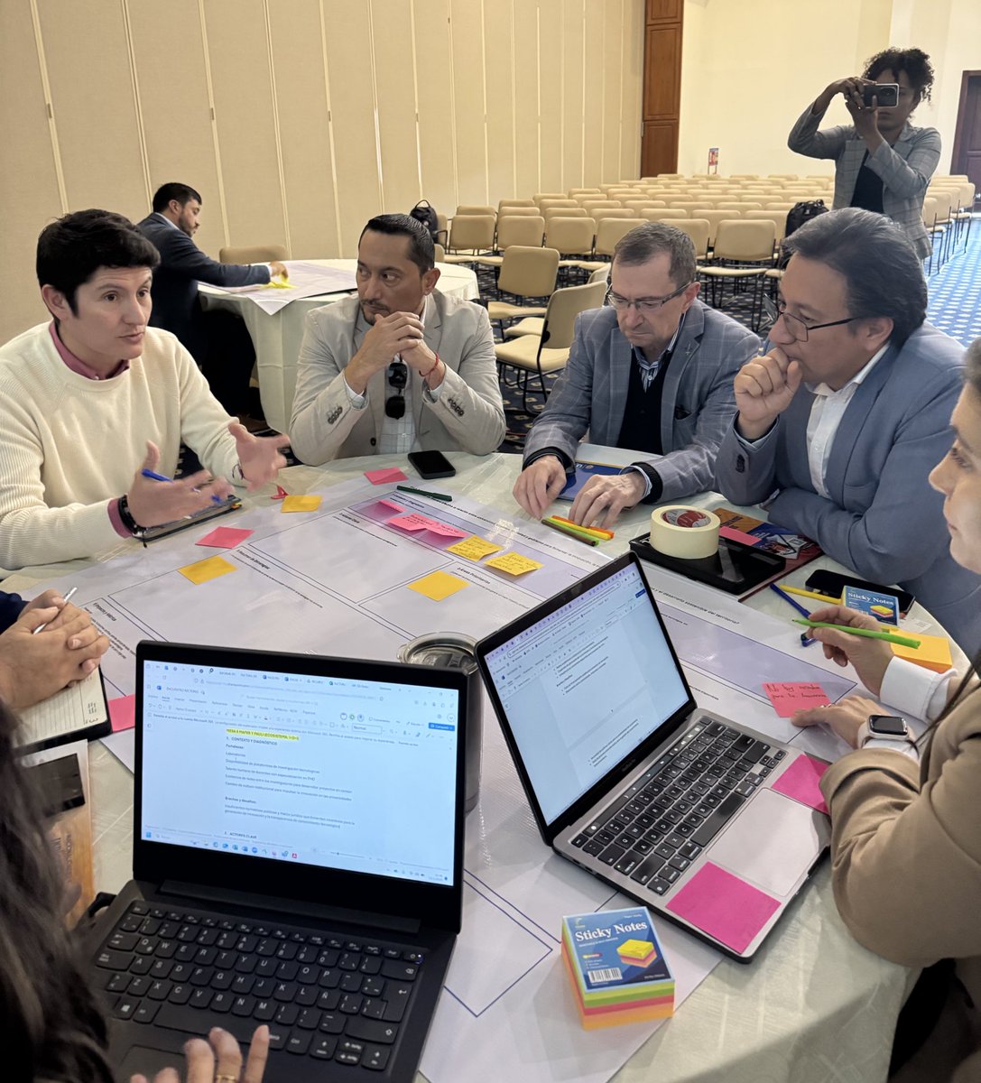 utpl's tweet photo. #EncuentroRectoresEC | Los rectores y delegaciones de 23 instituciones de educación superior 🎓🏛️trabajan en mesas de trabajo 🗣️ para encontrar oportunidades de colaboración 🤝 y construir una estrategia de innovación 💡 y transferencia de conocimiento .📚🔄

Al finalizar el encuentro se expondrán los resultados de estas mesas de trabajo. 

@UNLoficial 
@CEDIAec