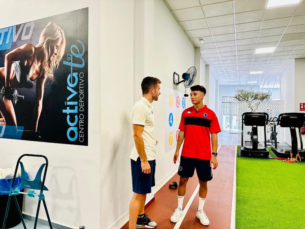 ⚽️🟦🟥𝐏𝐋𝐀𝐓𝐄𝐑𝐎, 𝐀 𝐏𝐔𝐍𝐓𝐎 𝐏𝐀𝐑𝐀 𝐕𝐎𝐋𝐕𝐄𝐑 𝐄𝐍 𝐄𝐋 𝐄𝐗𝐓𝐑𝐄𝐌𝐀𝐃𝐔𝐑𝐀

Pablo Platero está muy cerca de regresar tras superar la lesión muscular que le ha apartado de los terrenos de juego en las últimas semanas. El mediapunta de Usagre, que llegó tras brillar