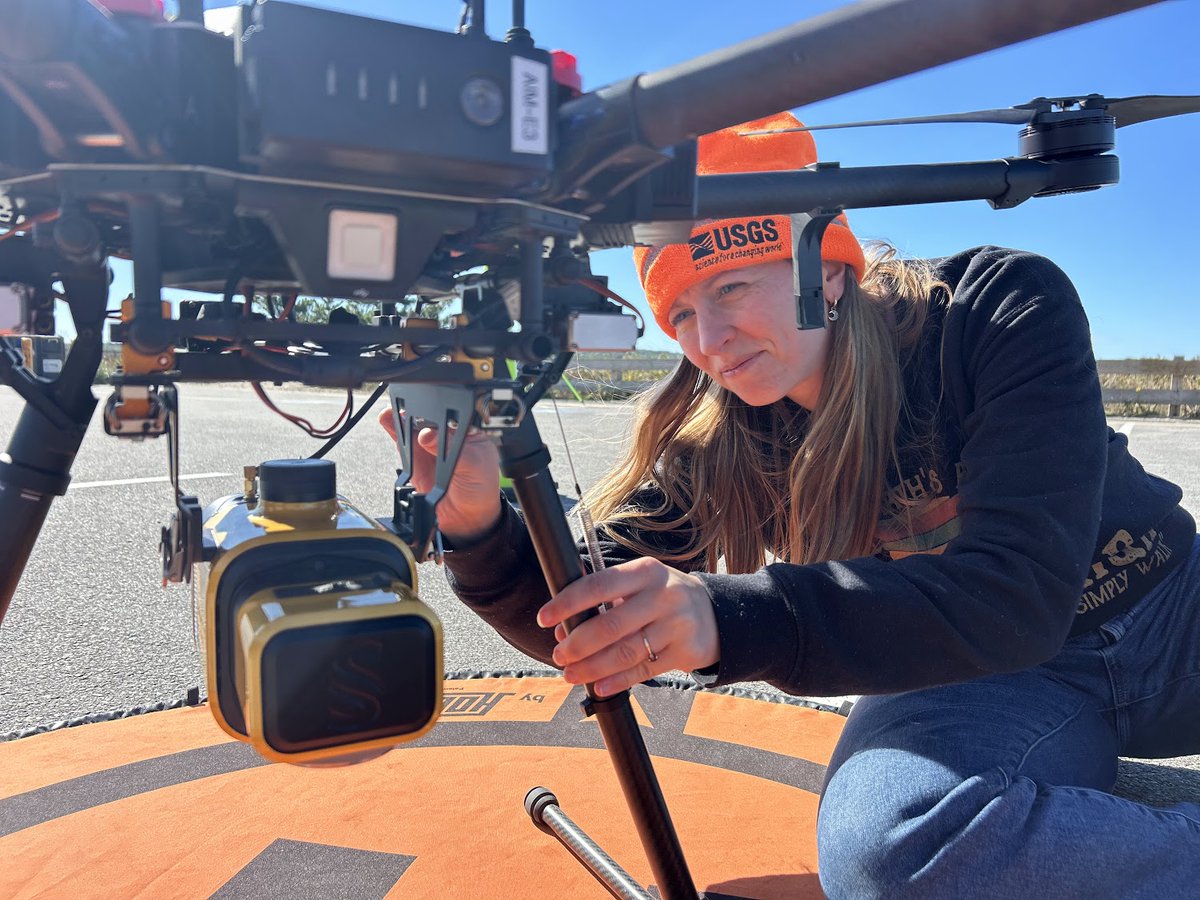 USGS_UAS's tweet image. Congrats to USGS geographer Jin-Si Over, who captured this winning photo in the People category of the USGS Northeast Region Fall 2024 Photo Contest 🎉
In this photo, UAS pilot Jennifer Cramer (@USGSCoastChange) attaches a lidar sensor to a drone in preparation to map a beach.