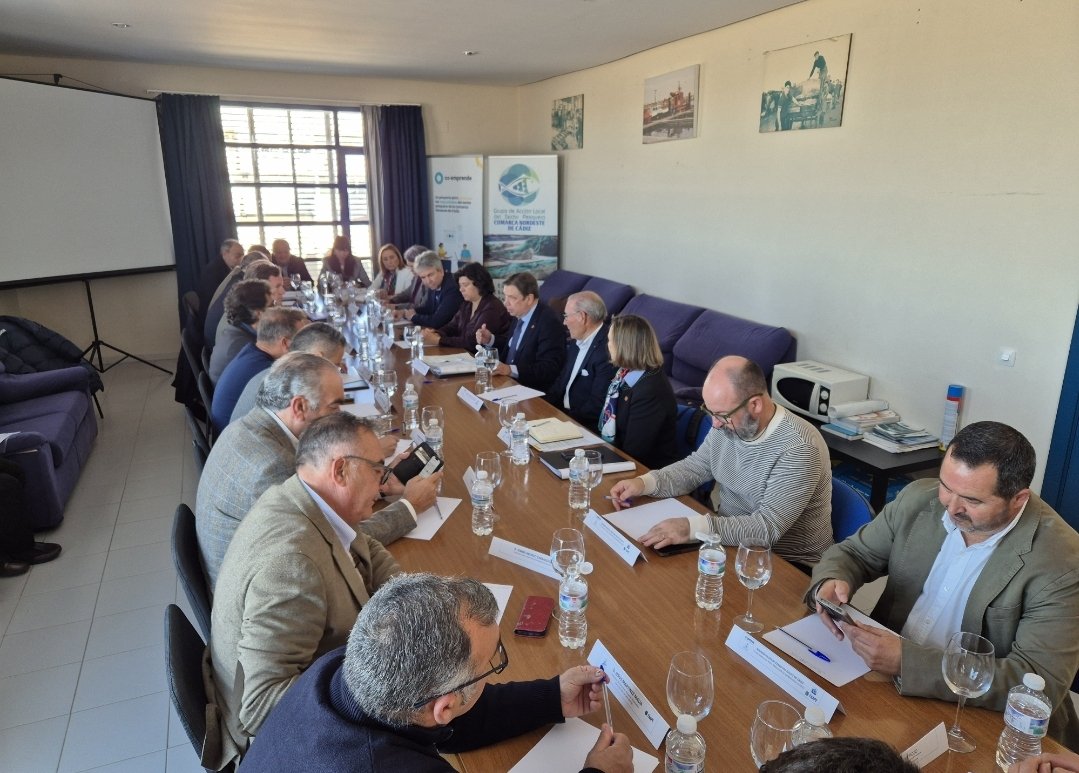 CuadernoAgrario's tweet image. 🗣 @LuisPlanas: «El incremento de las cuotas pesqueras logrado en 2025 por #España beneficia a la #flota del #golfodeCádiz y asegurará su viabilidad» 🛳⚓️🐟

+INFO ➡️ cuadernoagrario.com/?p=64195 vía @mapagob 

📷 #SanlucardeBarrameda #Cádiz @CEPESCA @FNCP_Pescadores