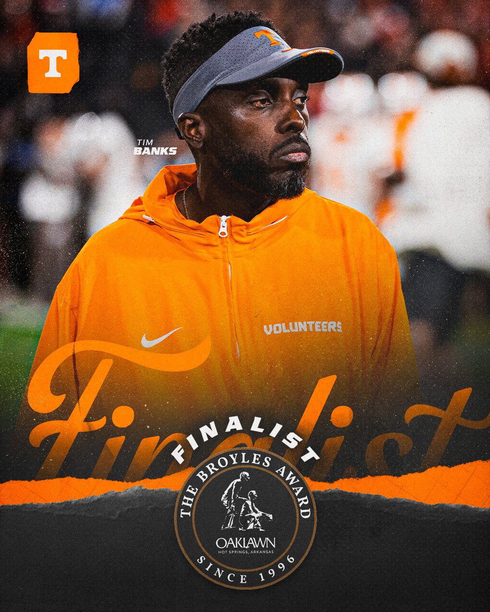 Tune in tonight as The Broyles Award winner is announced at 8:30 pm ET.

WATCH » @broylesaward

#GBO 🍊