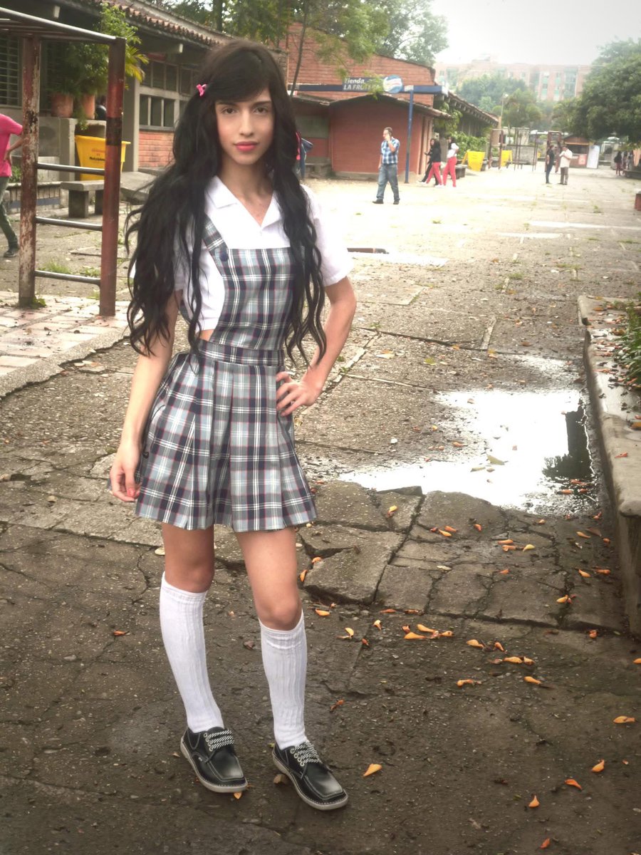 azulawitch666's tweet photo. Me salió la foto de Kim en jumper en el colegio y recordé lo chimbisima que fue su valentía.
defendió su derecho a usar el uniforme acorde a su identidad de género y llevó su caso hasta la Corte Constitucional, logrando un fallo histórico que acogerá a futuras infancias trans. https://t.co/7Ol7GQSZmO