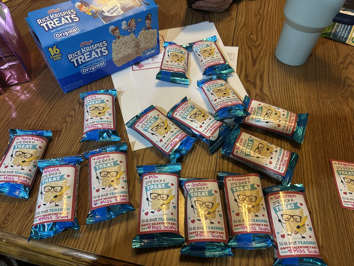msculllly's tweet photo. Bought a pack of 16 for my 16 students.. only for the box to be short by 1… WTF @KelloggsUS https://t.co/i9rOgg7LCp