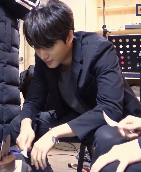 영곰
개싸우고 마음에 안 들면 입 꾹 다무는 버릇 있는 덩짅이랑 그 버릇 기필코 버리게 하는 영엲이 보고싶음

대답은 해줘야죠
왜 뭐
형
아 뭐 왜

...(훌쩍
울어도 되는데 대답은 좀 해줬으면 좋겠어요