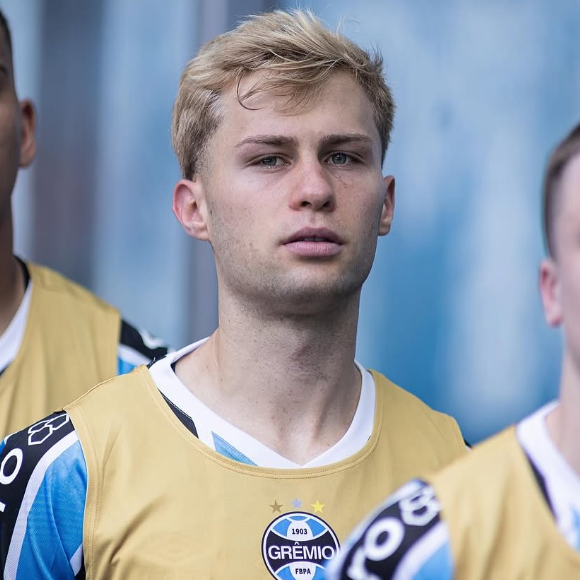 lokos_fc's tweet photo. uiabá negocia a contratação do volante Ronald Falkoski, que pertence ao Grêmio.
Ideia do Dourado é adquirir um percentual dos direitos econômicos do jogador de 22 anos. Clubes da Polônia, Estados Unidos e Croácia também estão interessados.
🗞️ @Kaliel_Dorneles https://t.co/3gRrzGbeoy