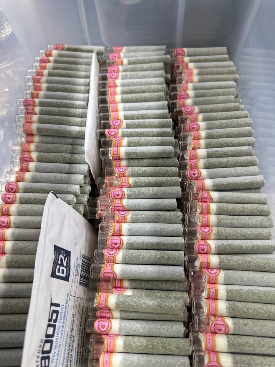 dankvapes's tweet photo. How many Dank Donut Hash Holes can you count? https://t.co/ZwRHewzC7o