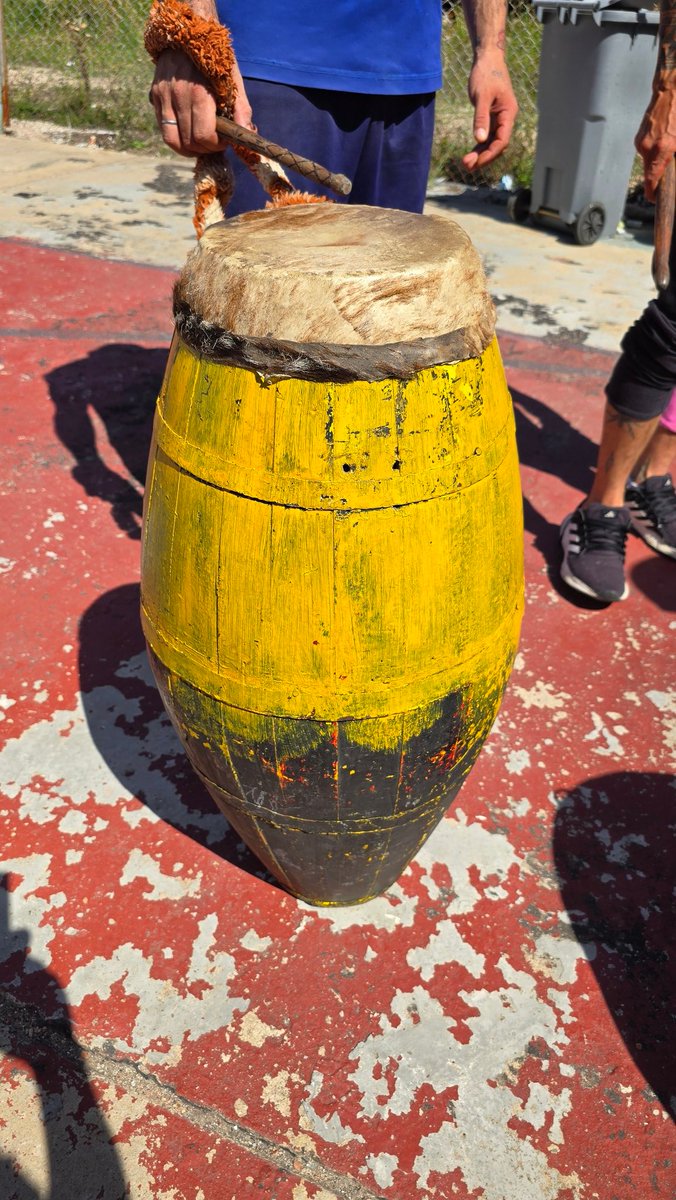 Ando intentando rescatar tambores para COMCAR, la verdad hay pibes para generar una linda comparsa y solo hay 4 tambores qué están hechos pelota.
A ver, se que salen guita y todo el amor al apego del material.
En cana se le da un gran uso para laburar varias cosas, entre ellas la