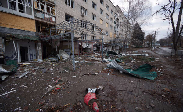 IGFM_DE's tweet photo. „Der 24. Februar 2022 war in #Bachmut der Horror, schlimmer als 2014…
Es grollte den ganzen März, weit entfernt… Dann wurde es bis Mai ruhig“, erzählt Elvira. „Wir sind nicht sofort geflüchtet, weil mein Vater, der mobilitätsbeschränkt ist, bei uns war: drei Schlaganfälle, jetzt kann er gar nicht mehr gehen.
Niemand dachte, dass es so kommen würde! Und dann begann es: eine Rakete, zwei… #GRAD-Raketenwerfer. Es war furchtbar… ‚Vater,‘ sagte ich, ‚wir müssen fahren!‘ – ‚Ich gehe nirgendwo hin.‘ Also habe ich riskiert…“
#StandWithUkraine
https://t.co/67Bda5kJ0Q