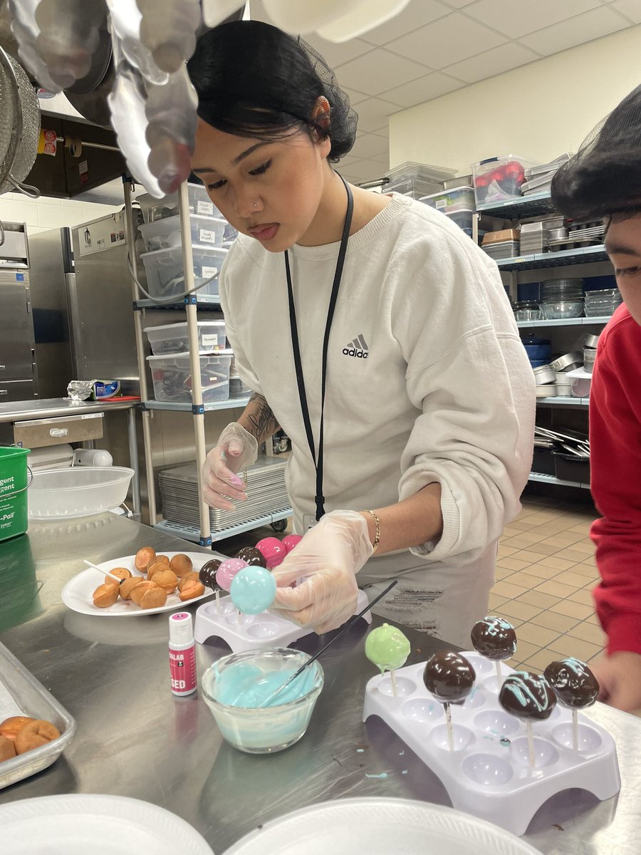 HHSCTE23's tweet photo. Culinary 1 making beautiful cake pops! https://t.co/VDODJtcer9