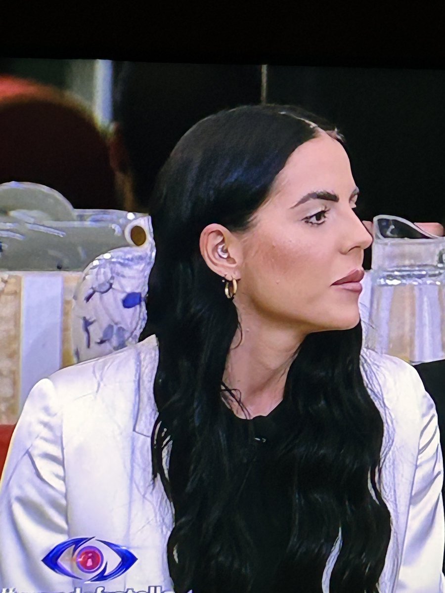 fyrstlady's tweet photo. @GrandeFratello  parla dei 60 enni ed è lei che usa il apparecchio per il  sordi ⁉️⁉️🤔🤔😑😑 https://t.co/NxsokgpwAt