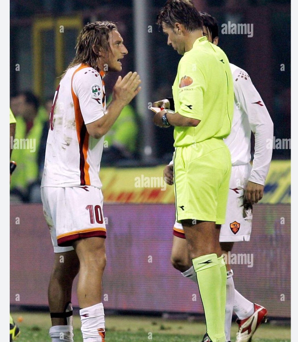 Mister Ranieri attacca furiosamente il designatore europeo #Rosetti (questo qui👇 che contro la Roma ce l'ha da sempre), che, dopo Taylor, a #PortoRoma manda un altro incapace e in malafede. Non basta ancora??