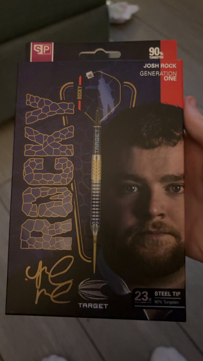 ThomasHoggy13's tweet photo. Got to meet the main man @joshrock18002 and signed my new Darts of his 💙🎯 https://t.co/k6QEDbYwwH