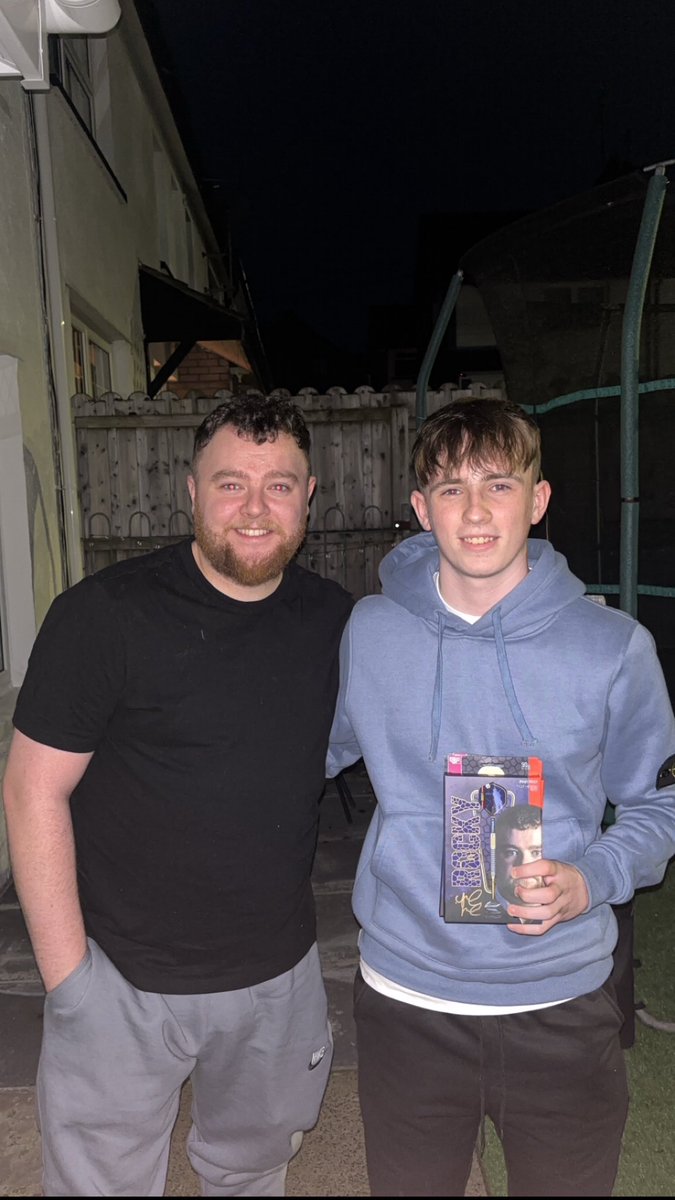 ThomasHoggy13's tweet photo. Got to meet the main man @joshrock18002 and signed my new Darts of his 💙🎯 https://t.co/k6QEDbYwwH