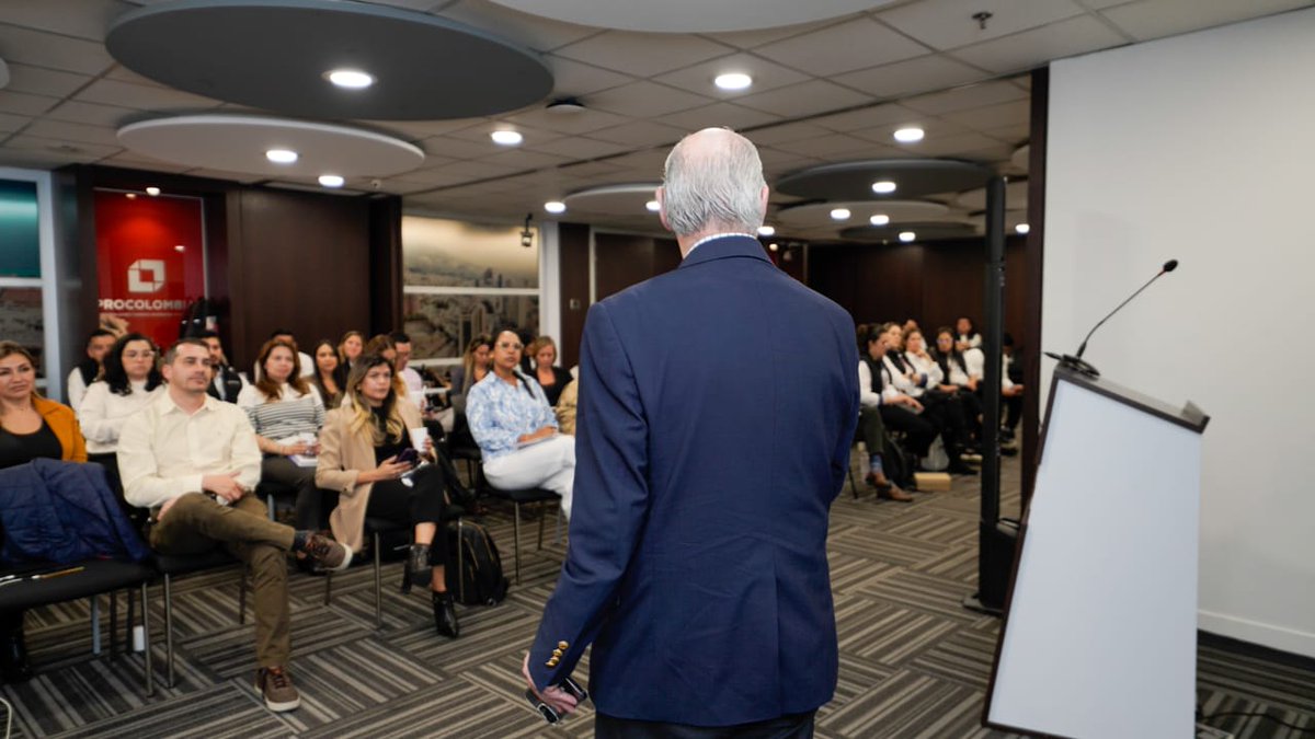 AraujoIbarraCol's tweet photo. #Colombia, destino de #inversión clave
Nuestro presidente, Martín Gustavo Ibarra, participó en la Jornada de Articulación de #APRIS2025, destacando oportunidades y fortalezas para la inversión extranjera.
El trabajo conjunto con @PROCOLOMBIACO y las #APRIS es clave para el https://t.co/e2BtzbkjiN