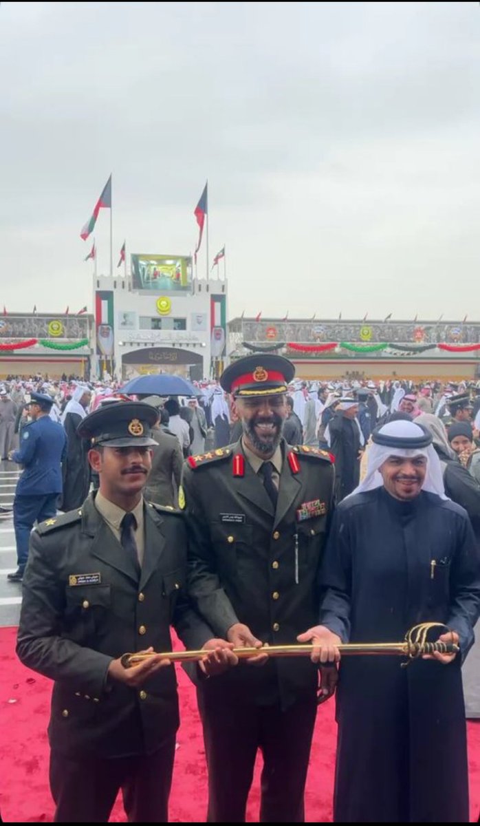 alhelfix's tweet photo. صاحب السمو الأمير الشيخ مشعل الأحمد يكرم الضابط 
ملازم / عوض سعد عوض الهلفي
امتياز مع مرتبة الشرف 
الف مبروك استحقاق سيف الشرف
تستاهل يابطل🥇
في حفل تخريج ضباط أكاديمية علي الصباح العسكرية. #كلية_علي_الصباح_العسكرية #عوض_سعد_الهلفي https://t.co/D1G6Iebarm