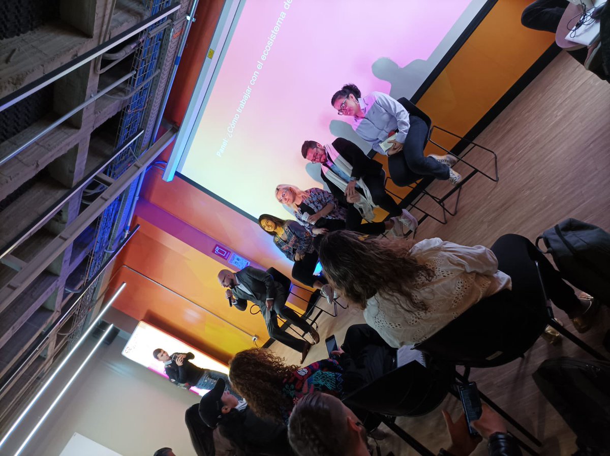 Red_econova's tweet image. 💥 La innovación tiene más power en equipo, y @Red_econova lo sabe, por eso #EconovaBogotá &apos;se metió&apos; con toda en el Open House que organizó #Innovalab de la @camaracomerbog. Qué parche tan productivo con empresarios e innovadores de Bogotá. 👌 #LaEnergíaSeContagia