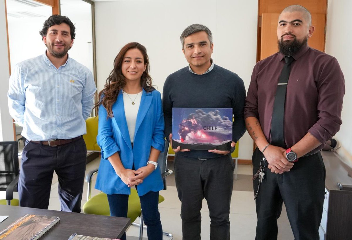 sernageomincl's tweet photo. La directora regional de @sernageomincl en #Aysén, Andrea Aguilar, fue a @goreaysen_ para presentarle al gobernador Marcelo Santana las funciones del servicio relativas a minería, geología y monitoreo volcánico e iniciativas institucionales para la región. 🌋👷🏼👷🏻‍♀️ https://t.co/XwvQmsYo2q
