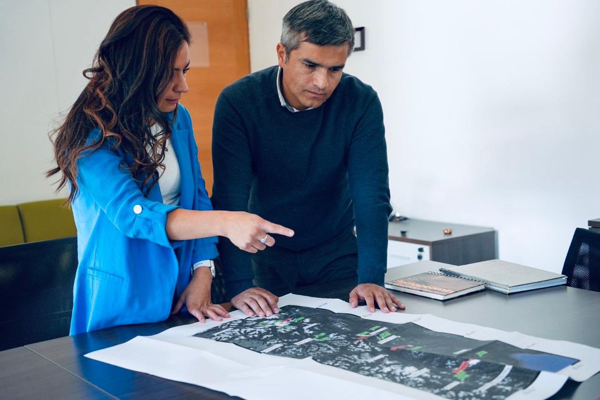 sernageomincl's tweet photo. La directora regional de @sernageomincl en #Aysén, Andrea Aguilar, fue a @goreaysen_ para presentarle al gobernador Marcelo Santana las funciones del servicio relativas a minería, geología y monitoreo volcánico e iniciativas institucionales para la región. 🌋👷🏼👷🏻‍♀️ https://t.co/XwvQmsYo2q