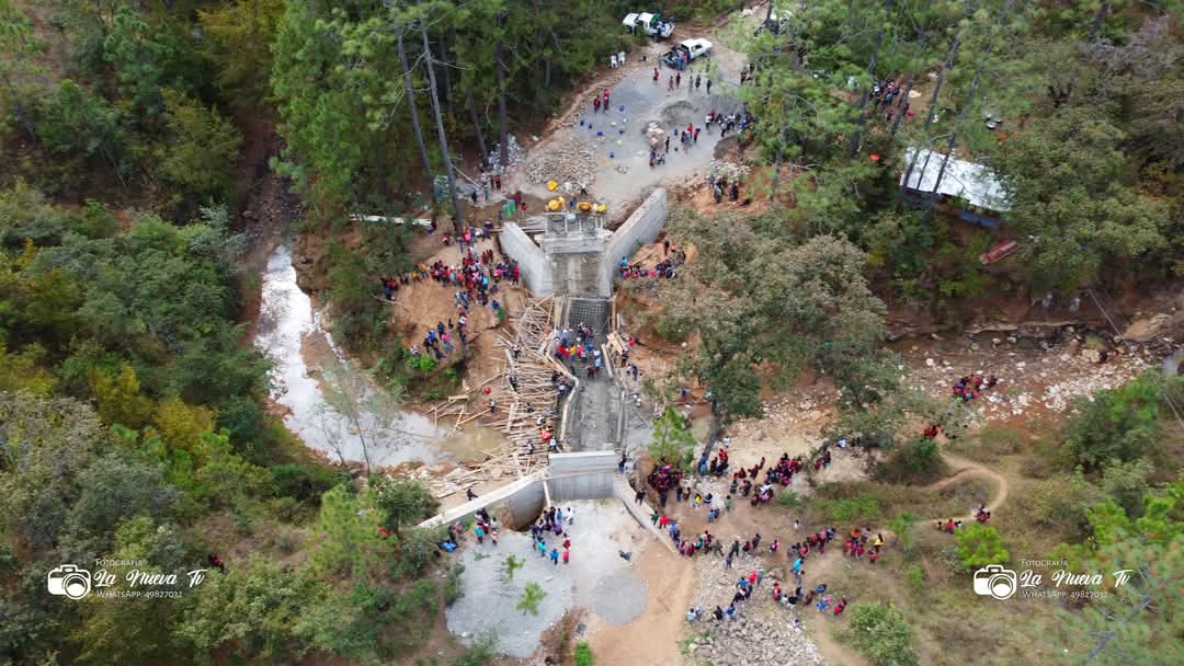 ConredGuatemala's tweet photo. #Quiché En seguimiento al colapso de puente vehicular en caserío Xexac, Tululché II en el municipio de Chiché, Quiché, se coordinan acciones estratégicas y tacticas desde la #CODRED para la atención de la emergencia. https://t.co/3PTWU9UbNN