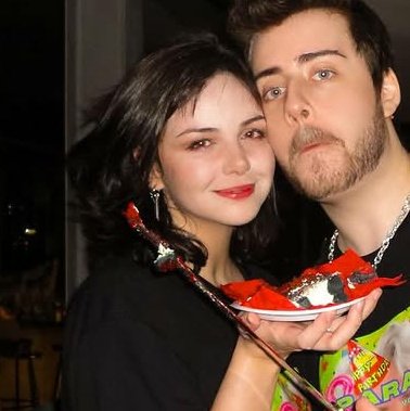 Lore é muito linda né?? (não reparem nesse cara do lado dela)