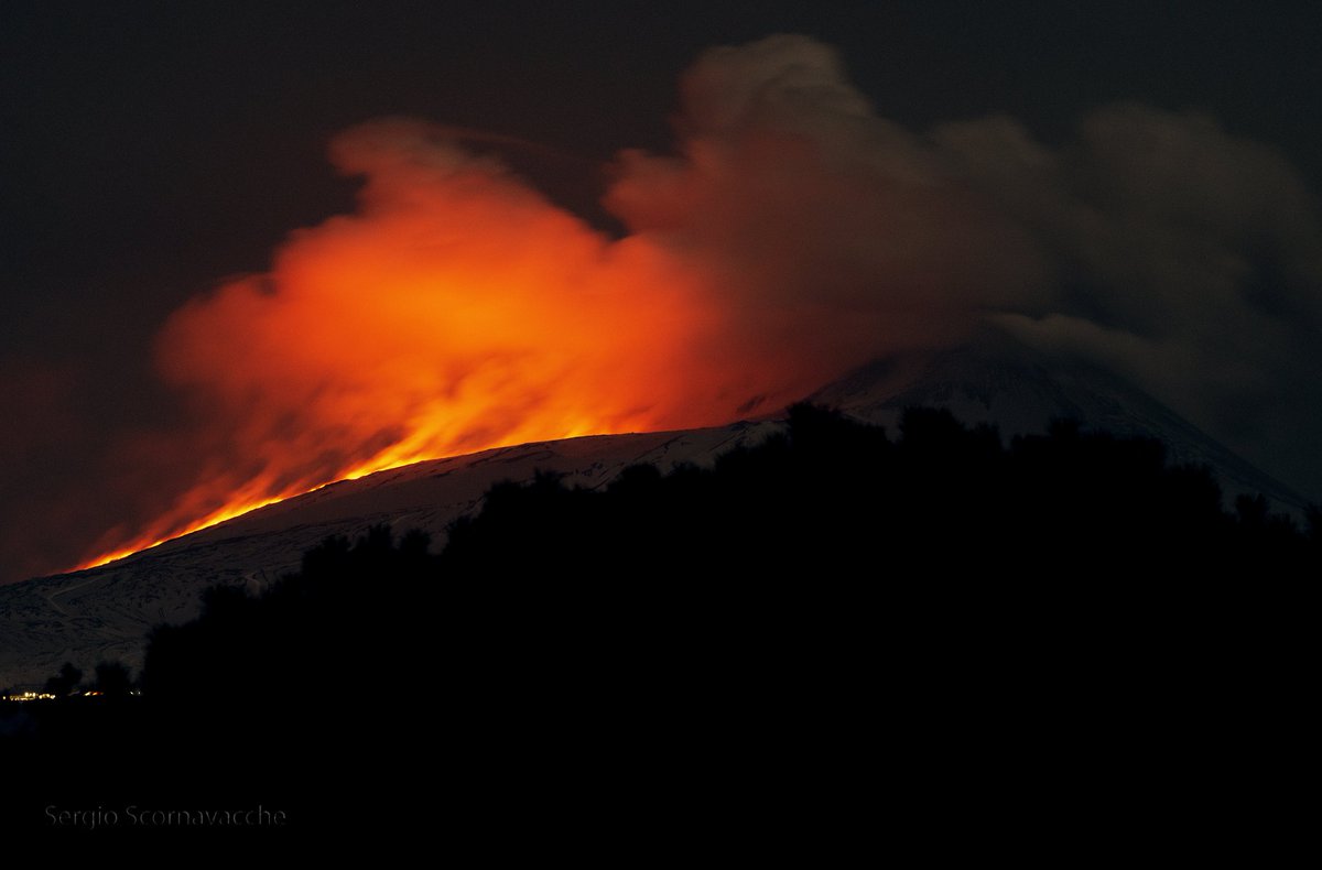 Sergio_etna's tweet photo. Per oggi una colata lavica tranquilla https://t.co/96nfaci3gm