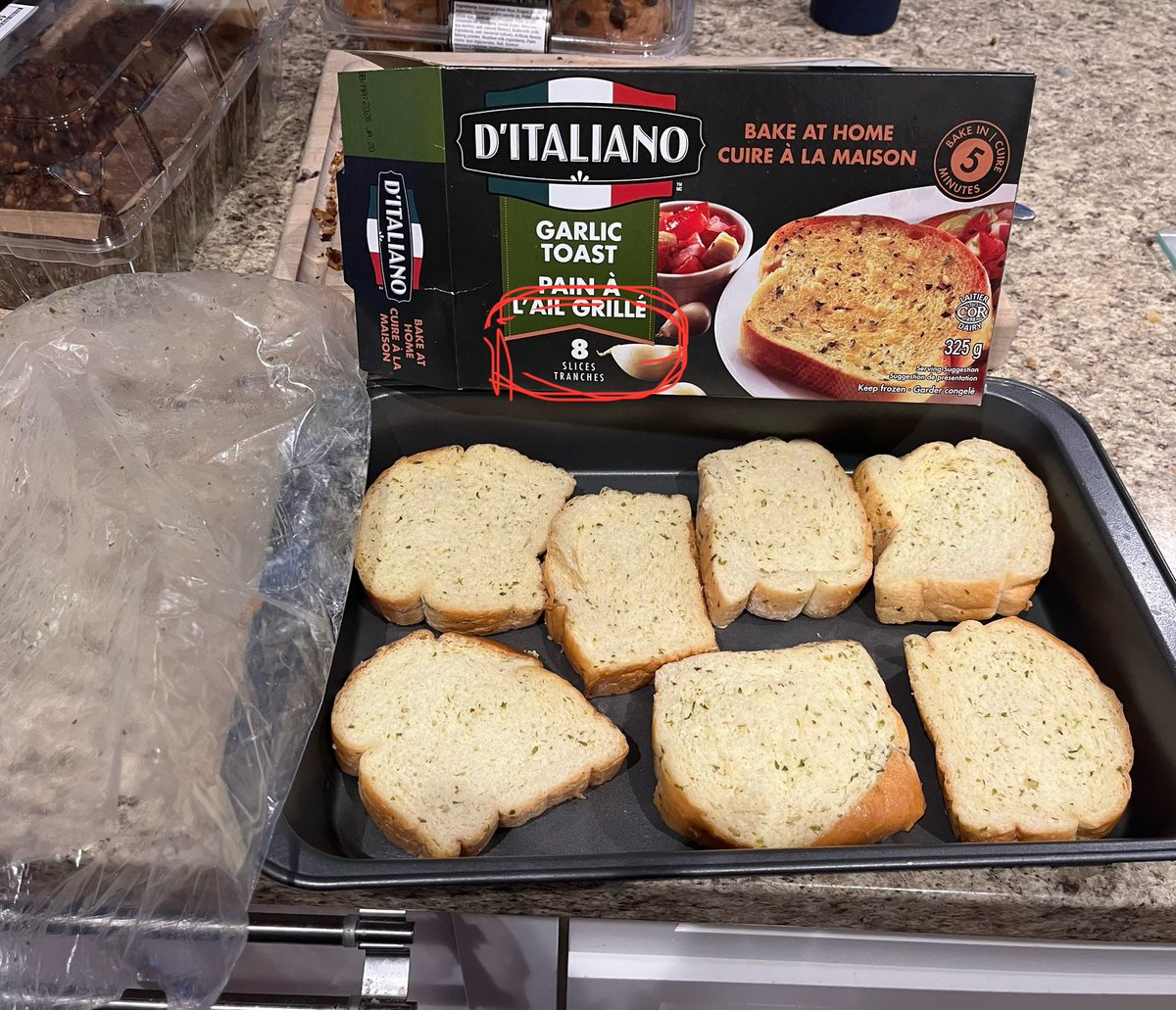 canadian_4ever_'s tweet image. #DItaliano is the math too hard or is this intentional.  8 slices it says on the box … but 7 in the bag.  Anyone get ripped off lately ?