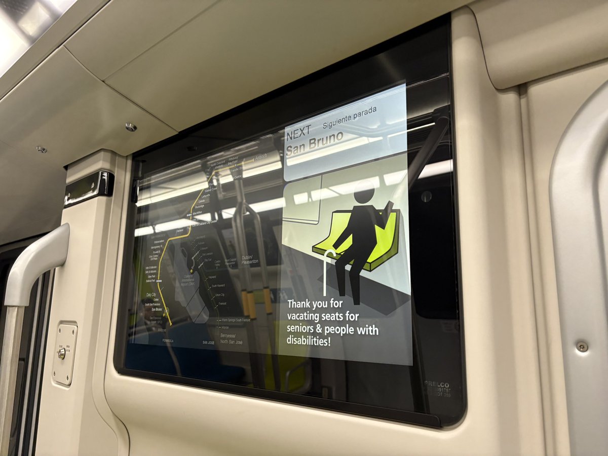 shu2Nac's tweet photo. 空港の改札が進化しとる！車両も新しくなってるし、テクノロジーの進化とは裏腹に、ゆっくりインフラ���改善してる。
#BART https://t.co/zNfkZOe5rh