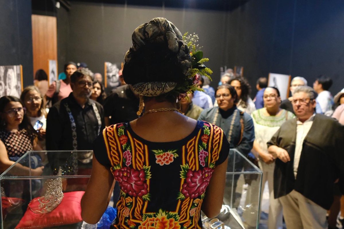 SECULTA_GobOax's tweet photo. Así se vivió la inauguración de la exposición "Muxe" del fotógrafo Rolando Jiménez, en el Museo de los Pintores Oaxaqueños (@EL_MUPO). Asistió un gran público e hizo presencia la modelo y actriz Estrella Vásquez. 📸⭐ https://t.co/CzCwplReaV