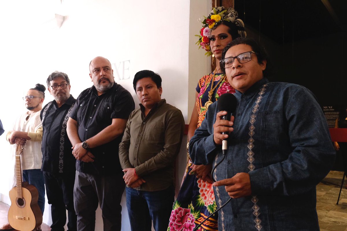 SECULTA_GobOax's tweet photo. Así se vivió la inauguración de la exposición "Muxe" del fotógrafo Rolando Jiménez, en el Museo de los Pintores Oaxaqueños (@EL_MUPO). Asistió un gran público e hizo presencia la modelo y actriz Estrella Vásquez. 📸⭐ https://t.co/CzCwplReaV