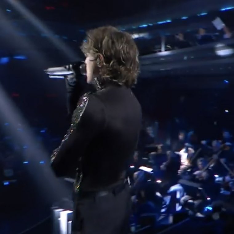 l’albero di                               l’albero di 
natale davanti:                    natale dietro:

#Sanremo2025