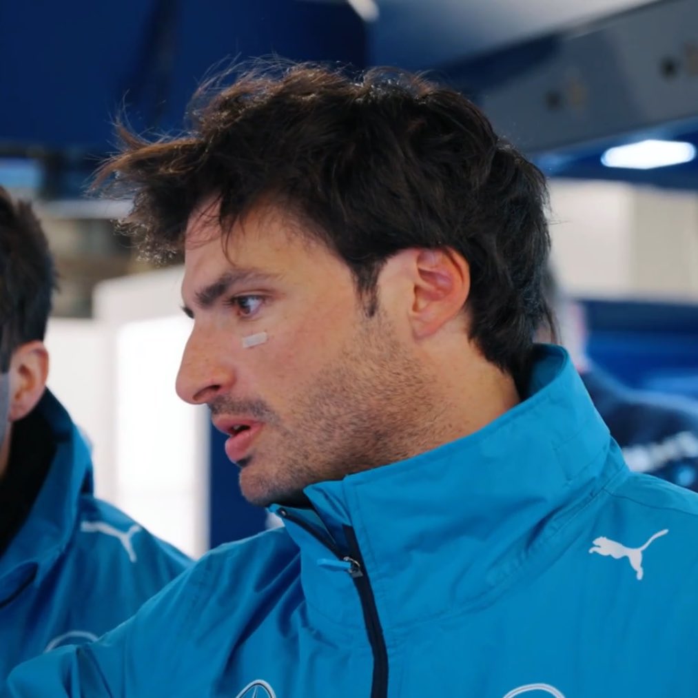 sainzfiles's tweet photo. he looks so good in blue https://t.co/JShRF4cdcG