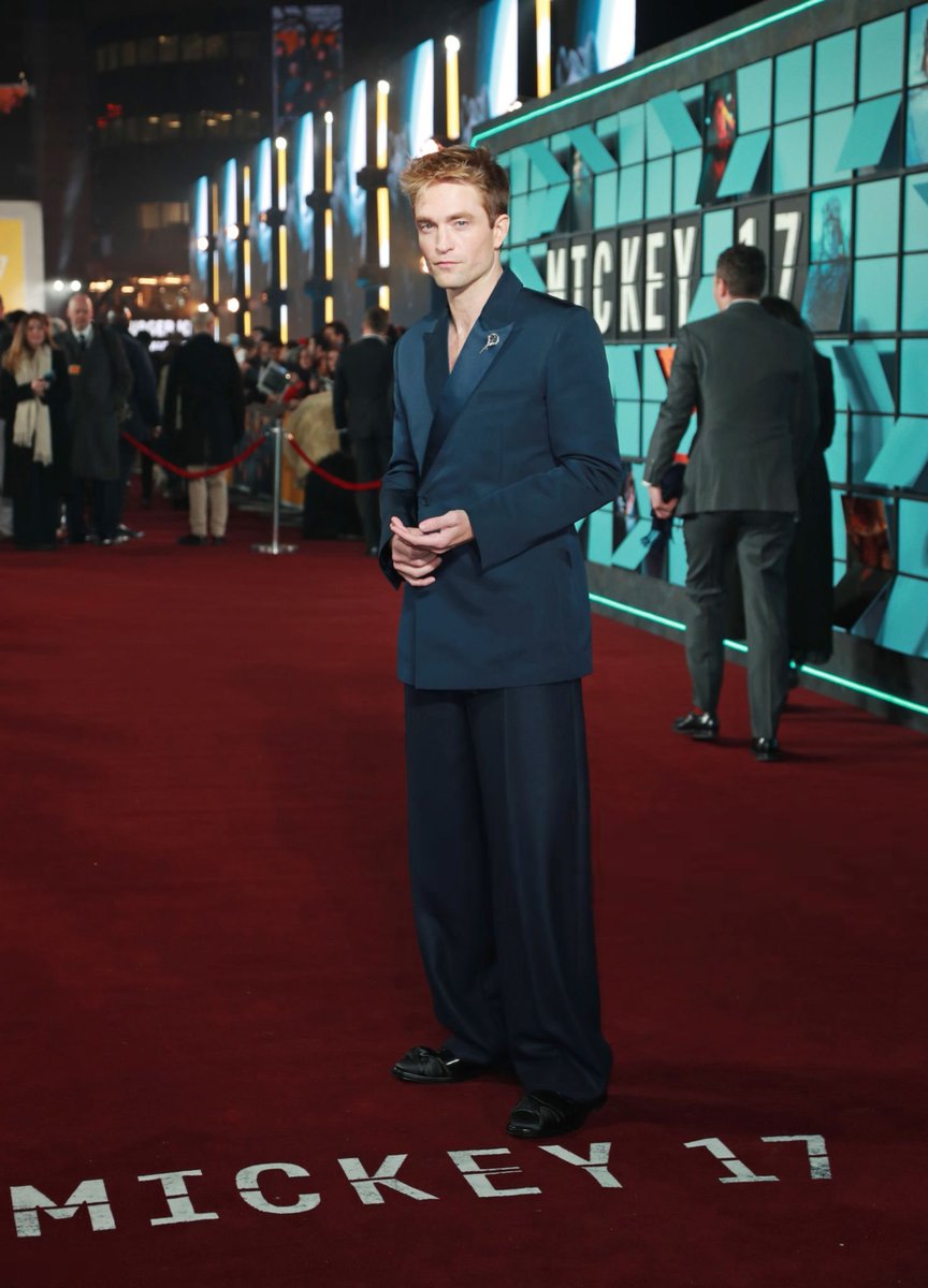 pattinsonphotos's tweet photo. Robert Pattinson attending the World Premiere of MICKEY 17 in London! https://t.co/bL7Yxtgdcg