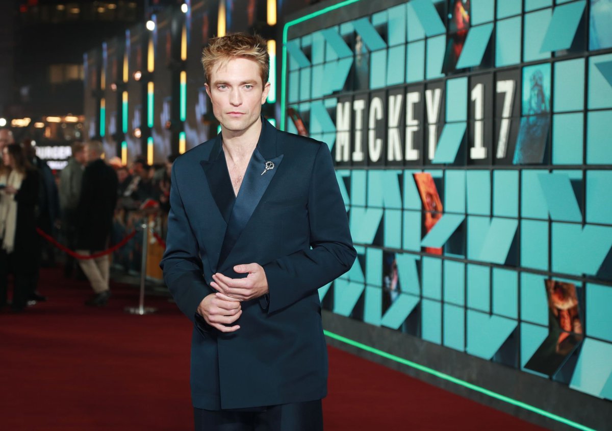pattinsonphotos's tweet photo. Robert Pattinson attending the World Premiere of MICKEY 17 in London! https://t.co/bL7Yxtgdcg
